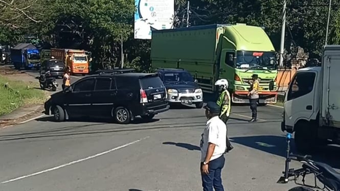 Petugas mengatur arus lalu lintas dipertigaan Cekik