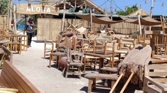Barang-barang milik salah satu warung di pantai Tanjung Aan
