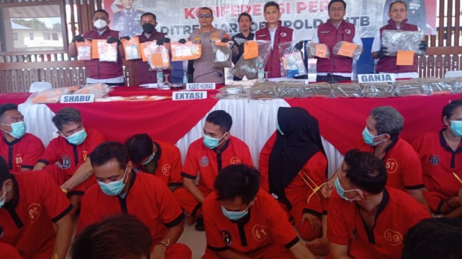 Kabid humas dan Dir Narkoba Polda NTB Tunjukkan Barang bukti