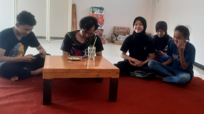 Tim tennis meja Gordon dari Garut di SPBU Banyuwangi