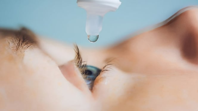 Ilustrasi seseorang yang sedang memakai obat tetes mata.