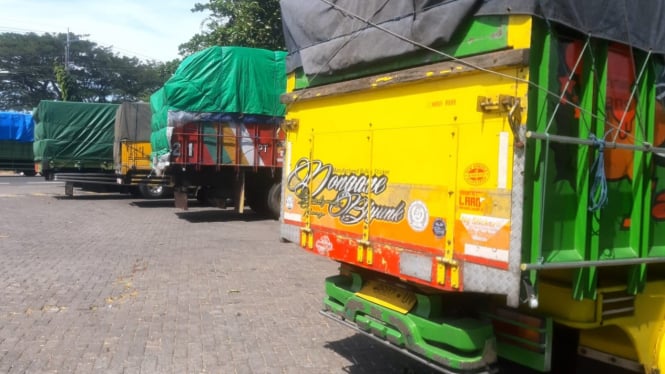 Kendaraan parkir di areal SPBU Desa Alasrejo