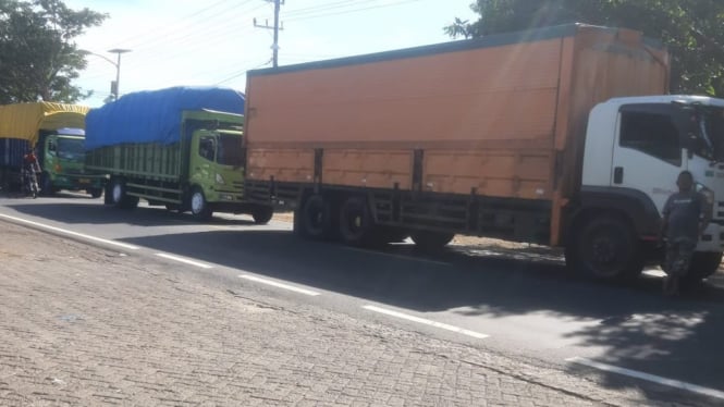 Antrian kendaraan di depan SPBU Wongsorejo, Banyuwangi