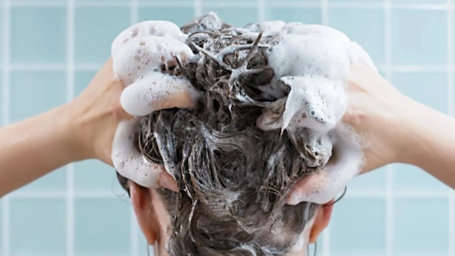 Atasi rambut lepek tanpa harus keramas setiap hari