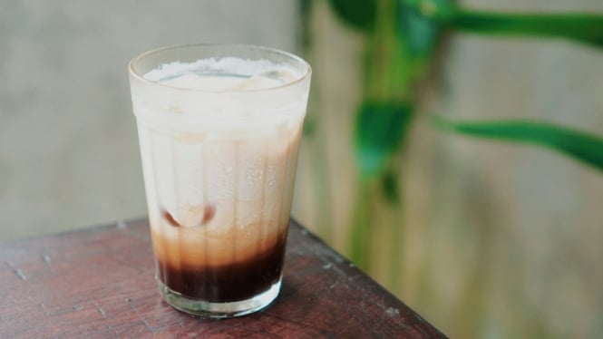 Manis legit gula aren, segarnya kopi susu racikan simpel