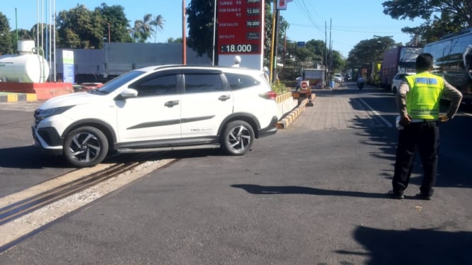 Pengemudi ngeblong diperintahkan putar balik ke ekor antrian