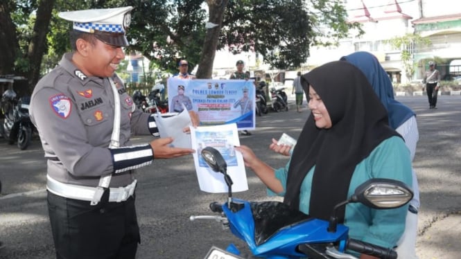 Petugas bagikan brosur informasi Operasi Patuh Rinjani 2025
