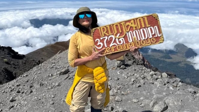 Penyanyi senior Indonesia, Atiek CB berhasil mendaki gunung Rinjani.