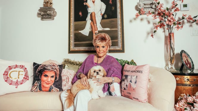 Connie Francis Bersama Anjing di Rumah