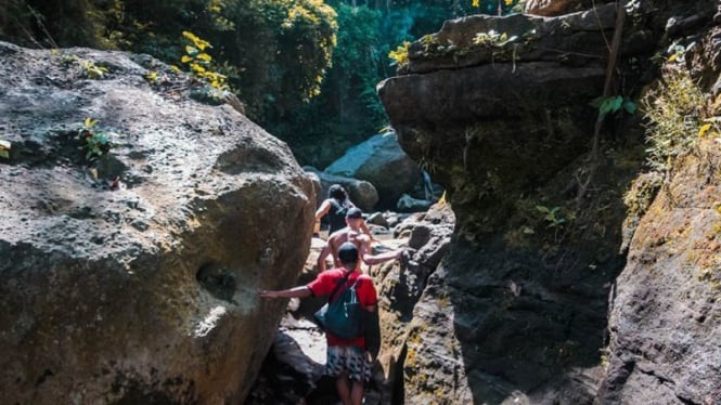 Trekking Susur Sungai di Hidden Canyon Bali Beji Guwang
