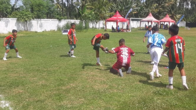 Kemelut di depan gawang Persega