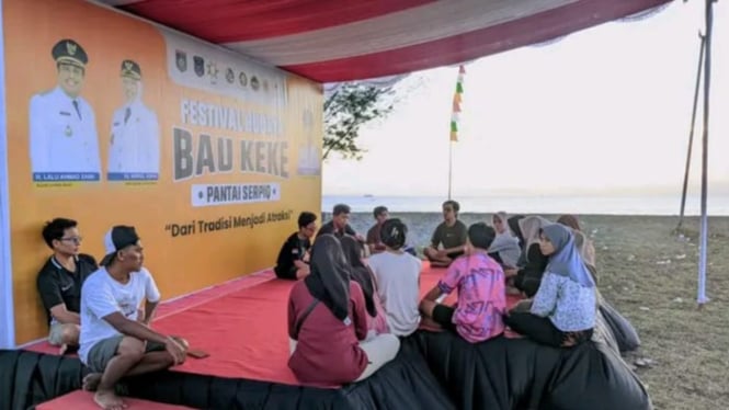 Pemuda Desa Kebon Bongor menghias lokasi acara Festival Bau Keke.