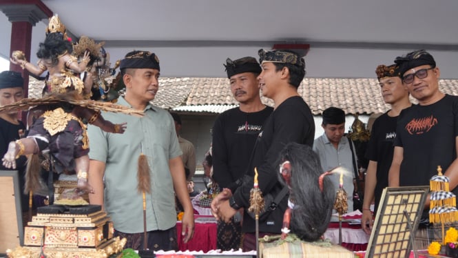 Wabup Jembrana Patriana Krisna saat mengecek lomba ogoh-ogoh mini