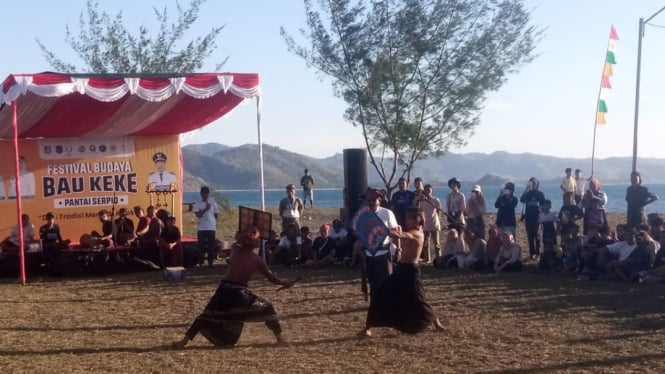 Laga Presean menjadi pembuka Festival Bau Keke di Desa Bongor.