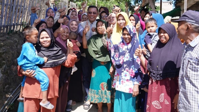 Wali Kota Bima bersama ibu-ibu di Kelurahan Nitu.