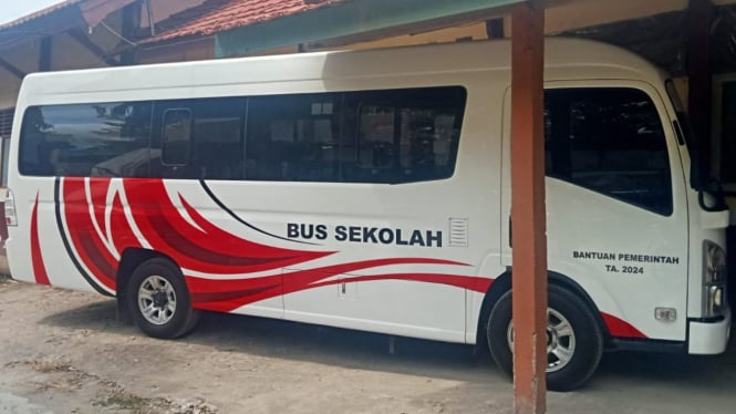 Bantuan bus sekolah SMAN 1 Lambu Bima