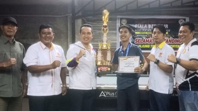 Ketua KONI Mataram Serahkan Piagam Juara