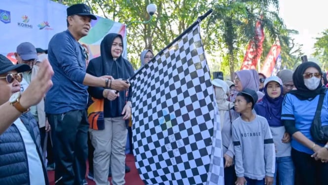 Wakil Gubernur bersama Bupati Sumbawa Lepas Peserta Jalan Sehat