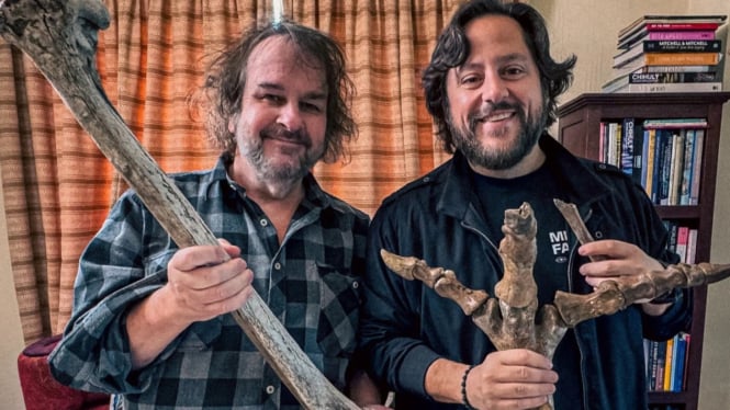 Fosil cakar burung moa yang dipegang Peter Jackson.