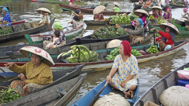 Transaksi pagi di Pasar Terapung Lok Baintan