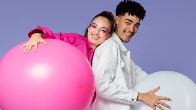 Ilustrasi Lomba Agustusan Joget Balon dengan Pasangan
