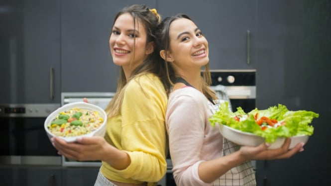 Perempuan membawa makanan sehat untuk diet seimbang