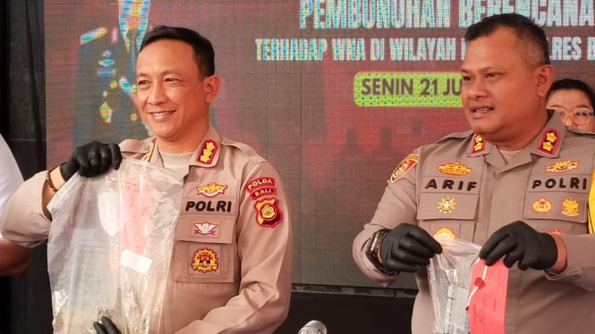 Kabid Humas Kombes Ariasandy tunjukkan senpi kedua.