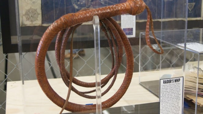 Cambuk Indiana Jones yang terjual Rp8,5 miliar dalam sebuah lelang.