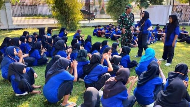 Babinsa Koramil Gerung memberikan materi kedisiplinan.