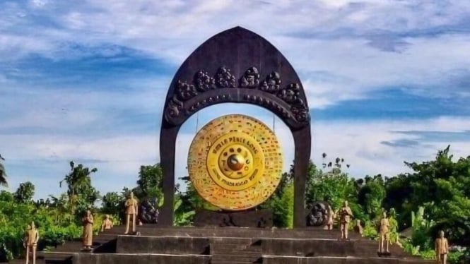 Pesona Tugu Perdamaian Desa Kertalangu