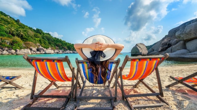 Pantai, laptop, dan ketenangan pikiran.