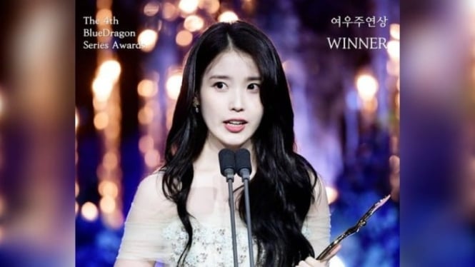 IU di Blue Dragon Series Awards 2025