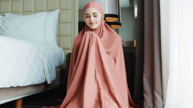 Perempuan Menggunakan Mukena