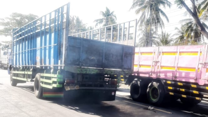 Kemacetan depan SPBU Desa Bangsring