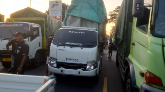 Kemacetan depan SPBU Desa Bangsring