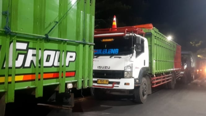 Kendaraan besar terjebak antrian di Desa Bangsring Banyuwangi