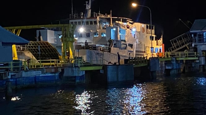 Kapal lakukan aktifitas pelayaran di Pelabuhan Ketapang