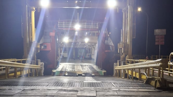 Aktifitas bongkar muat penumpang di Pelabuhan Ketapang