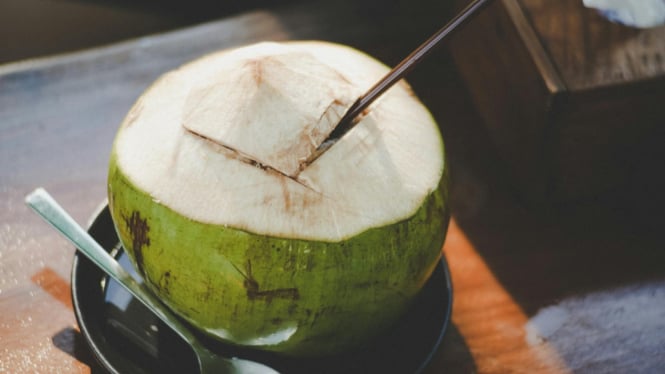 Ilustrasi buah kelapa segar siap dikonsumsi