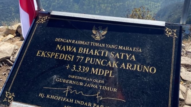 Tugu Pal Puncak Arjuno