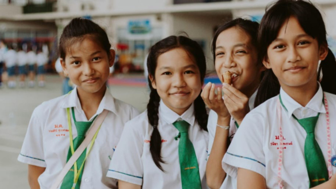 Remaja putri ceria sebagai simbol generasi sehat bebas anemia