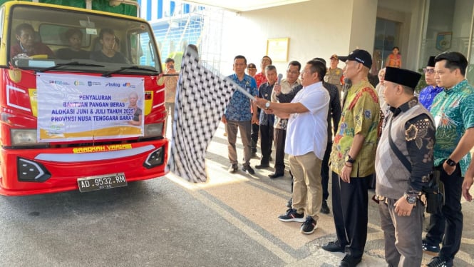 LAZ secara simbolis melepas bantuan pangan untuk keluarga miskin.