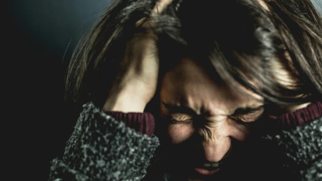 Ilustrasi perempuan dewasa mengalami tekanan emosional
