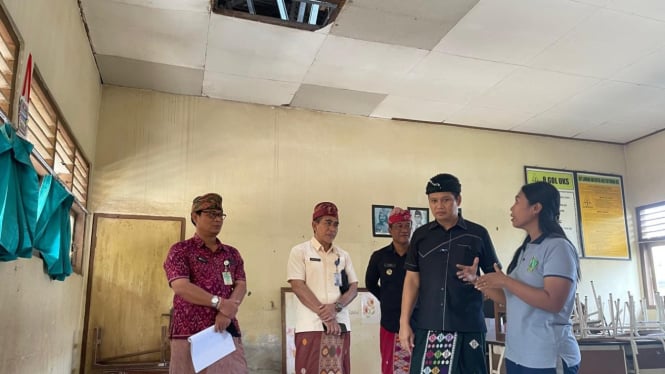 Bupati Jembrana Kembang Hartawan mengecek SDN 1 Budeng