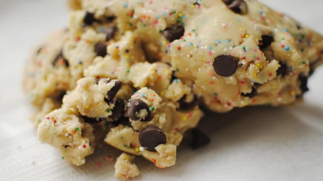 Adonan cookie dough yang siap untuk dipanggang