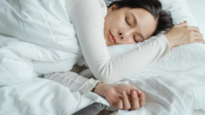 Ilustrasi seorang wanita yang tidur dengan nyaman.