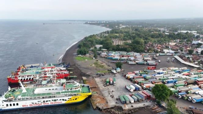 Penumpukan kendaraan di Pelabuhan Ketapang