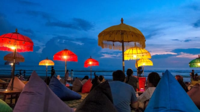 Wisatawan yang sedang menikmati pantai bali