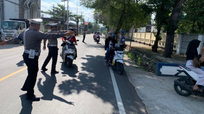 Sejumlah pengendara terjaring razia dalam OPR 2025 di Lembar.