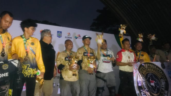 Pemberian Medali dan Maskot Mayung kepada kontingen Jawa Barat